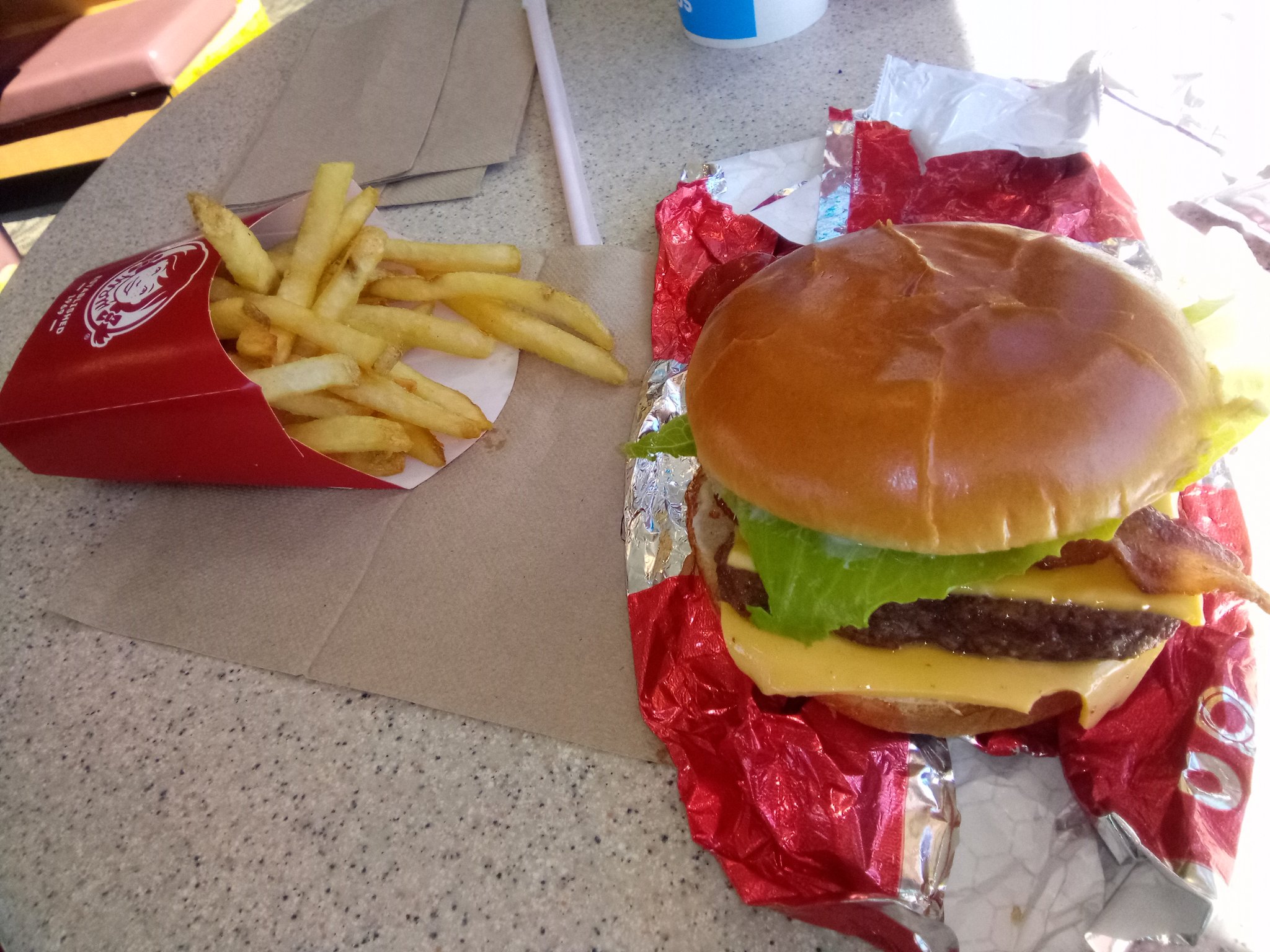 @thatveganteache tasty lunch 🍔🍔😋🥓 https://t.co/pxTmSKSUZa