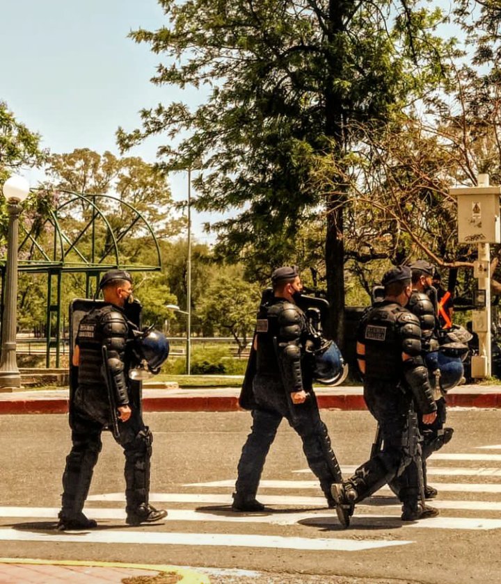 SilvinaMateos_'s tweet photo. Desmedido despliegue policial y aparato represivo puesto en la calle contra quienes tienen hambre y piden trabajo, contra el pueblo y sus reclamos.
Una vez mas apelamos a la sensibilidad de los gobiernos
#LaSalidsEsSinAjuste y #SinRepresion
@cbabarriosdepie
@CbaLibresdelSur https://t.co/dPXUDzyyAY