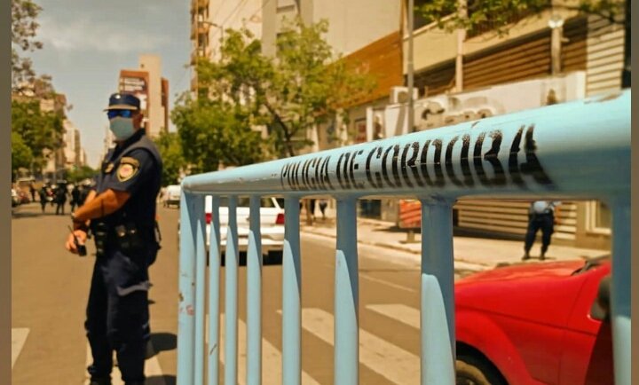SilvinaMateos_'s tweet photo. Desmedido despliegue policial y aparato represivo puesto en la calle contra quienes tienen hambre y piden trabajo, contra el pueblo y sus reclamos.
Una vez mas apelamos a la sensibilidad de los gobiernos
#LaSalidsEsSinAjuste y #SinRepresion
@cbabarriosdepie
@CbaLibresdelSur https://t.co/dPXUDzyyAY