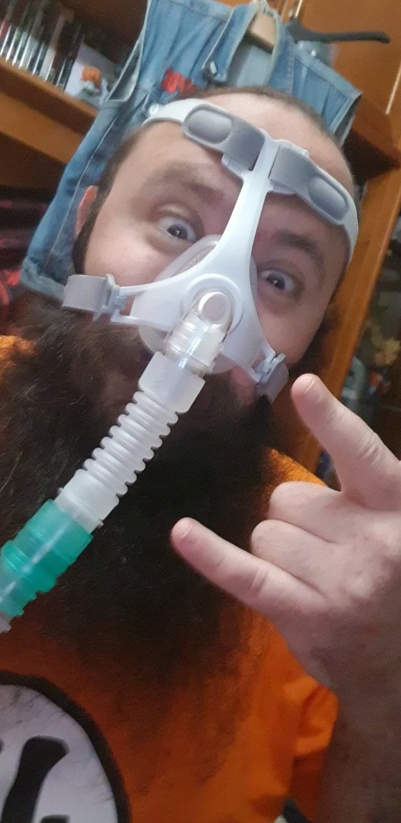 Yakal83's tweet photo. Venga... que ya está aquí el #cepap.
Que te metan aire a presión por la napia... no sé respirar con esto 🤣🤣🤣🤣
En fin, lo que tiene la salud 😜 https://t.co/AQV2RJBZST