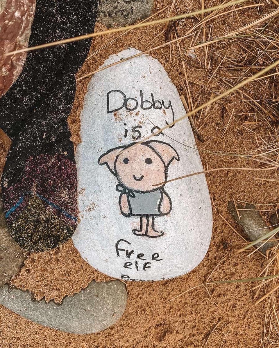 Hogwartssite's tweet photo. La playa en donde fue filmada la escena en la que Harry enterró a Dobby en en el suroeste de Gales se ha convertido en un punto turístico para los fans de Harry Potter. Las personas que pasan por allí rinden sus homenajes dejando mensajes en las piedras. https://t.co/So1COPnsSX