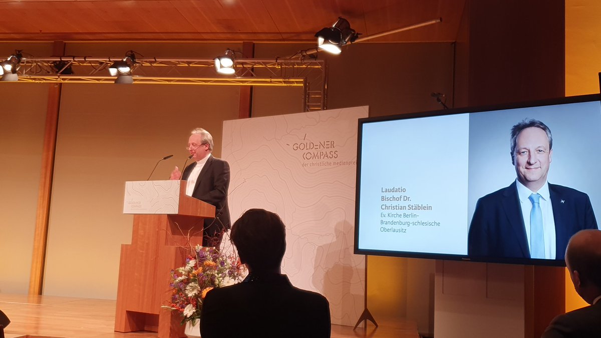 Christian Stäblein, Bischof der EKBO, hält die Laudatio auf "Zeit"-Autor Alexander Krex. #ekbo