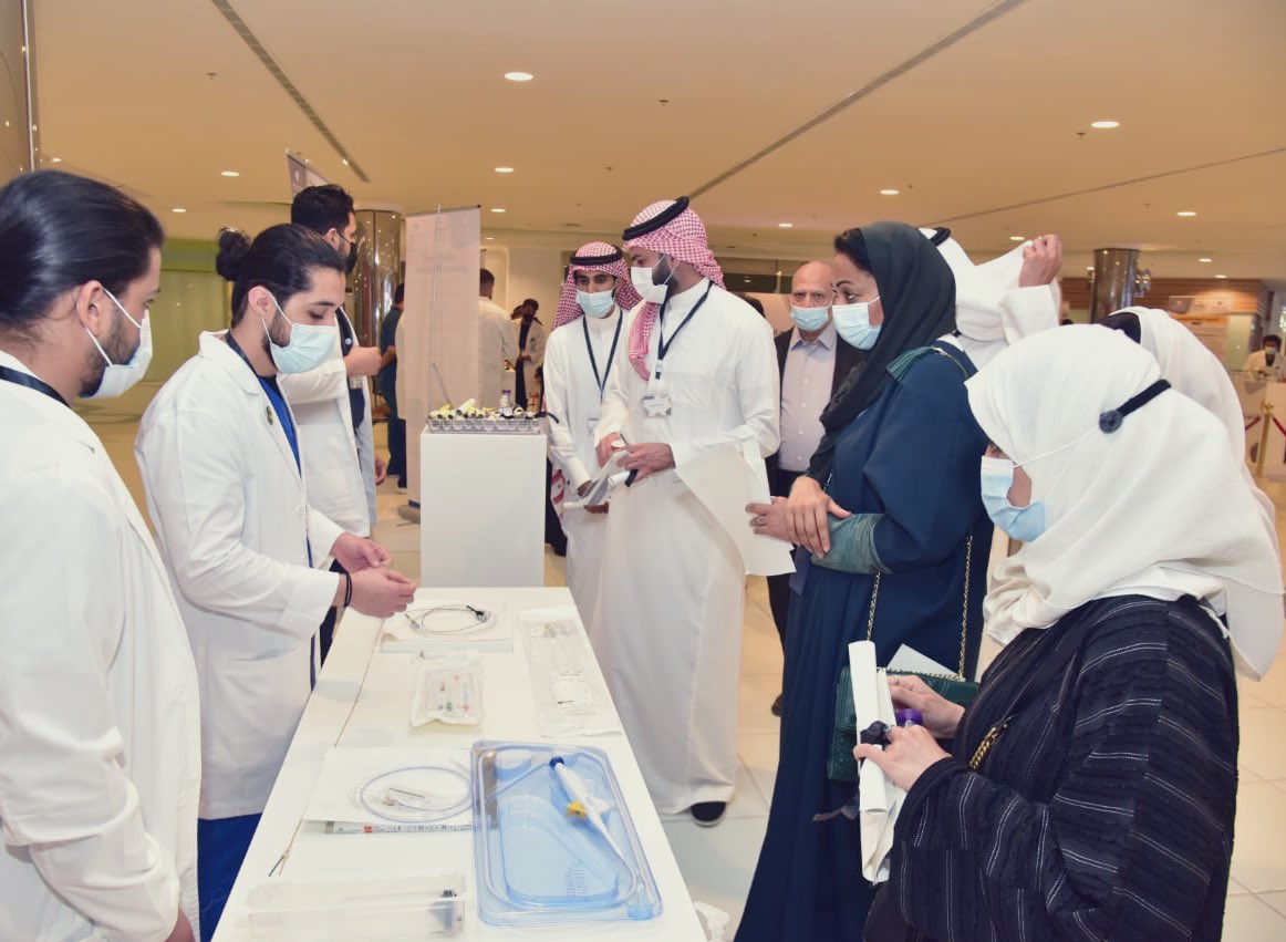 IAU_KSA's tweet photo. افتتحت وكيلة كلية العلوم الطبية التطبيقية لخدمة المجتمع بـ #جامعة_الإمام_عبدالرحمن_بن_فيصل
فعالية #اليوم_العالمي_للأشعة من تنظيم قسم العلوم الإشعاعية بالكلية بالتعاون مع قسم الأشعة في مستشفى @IAU_KFHU 
بحضور رؤوساء الأقسام وعدد من أعضاء هيئة التدريس في (مجمع الراشد) بـ #الخبر https://t.co/A3unKt1pNI