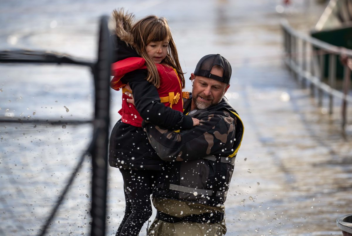 TheTorontoSun's tweet photo. WATCH >> B.C. HORROR CONTINUES: Another storm is headed towards embattled province #CdnPoli #ClimateChange #BCpoli #BritishColumbia #FloodofTears
CLICK: https://t.co/kgzTzDSHbu https://t.co/JejsNbhZVE