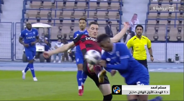 ADSportsTV's tweet photo. مسلم أحمد - محلل تحكيمي: هدف #الهلال الأول صحيح واللقطة المنتشرة على وسائل التواصل بينت الحالة من زاوية واحدة فقط حيث لا يوجد لمس للكرة بقبضة اليد

#الهلال_بوهانج 
#نهائي_دوري_أبطال_آسيا https://t.co/eWilHpriMY