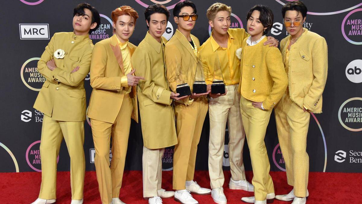 kocufest's tweet photo. #BTS sigue cosechando éxitos y ahora en los #AMAs2021 obtuvieron 3 triunfos como #ArtistOfTheYear #FavoritePopGroup y #FavoritePopSong 
Muchas felicidades!! https://t.co/pwRAq1tWWc