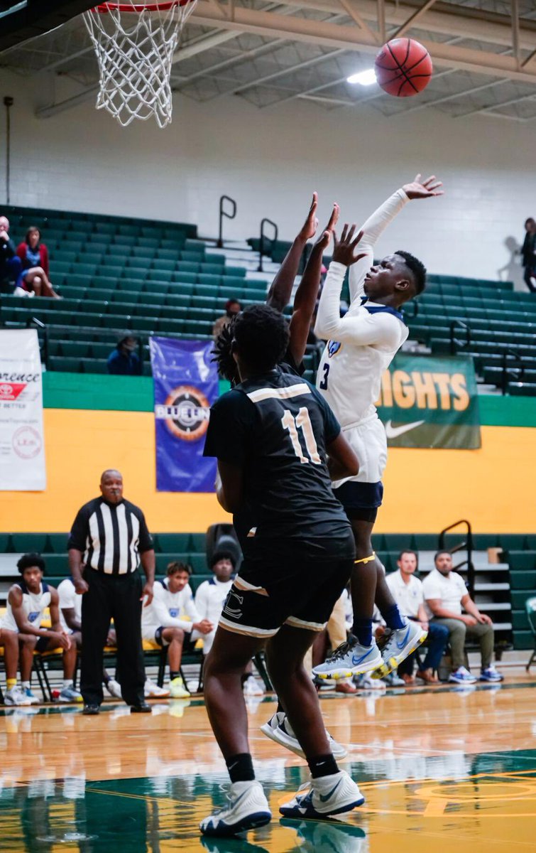 SFBruinsMBB's tweet photo. Tough loss last night at the buzzer for the Bruins. Looking to bounce back strong tonight. 8th grader @BruceKhristian led the team with 18pts (8-15 FG) and 4 stls, Senior guard @Tmcelveen_ added 10 pts and 2 blocks. https://t.co/Ui23FFcoUO