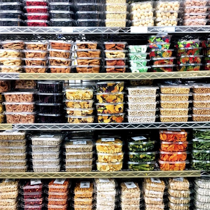 OnDevon_'s tweet photo. We love the colors #OnDevon! 

Everything from the streets to the shops to the grocery stores are filled with vibrancy. Stores like @PBrosfan, World Fresh Market, Fresh Farms International Market and more offer a variety of global flavors. https://t.co/kekAKDewh4