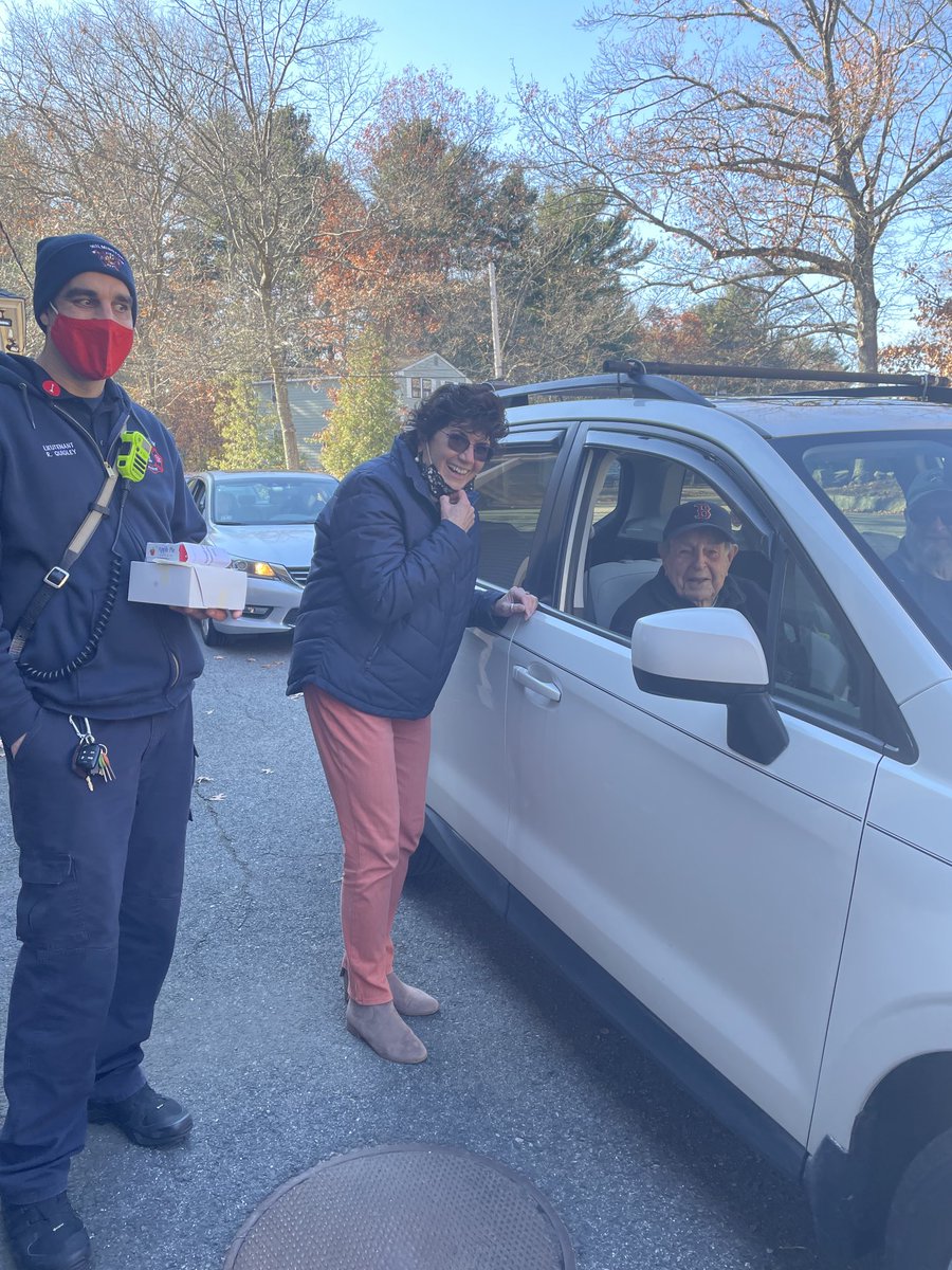 Our Thanksgiving Grab and Go was a big success today. Thank you to ⁦<a href="/HarrowsPies/">Harrows Chicken Pies</a>⁩ for the delicious chicken pot pies and to WFD Lt. Ryan Quigley for being a part of today. We are grateful to all who helped to make this happen!