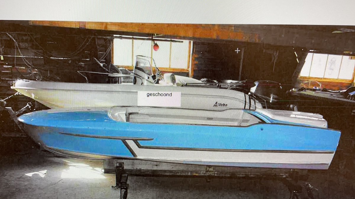 SalonbotenA's tweet photo. Het desastreuze vergunningenbeleid van @AmsterdamNL:

Salonboot uit 1912 (links) raakt vergunning kwijt, daarvoor in de plaats komt een blauwe speedboot (rechts) https://t.co/1o3kjVoeXY