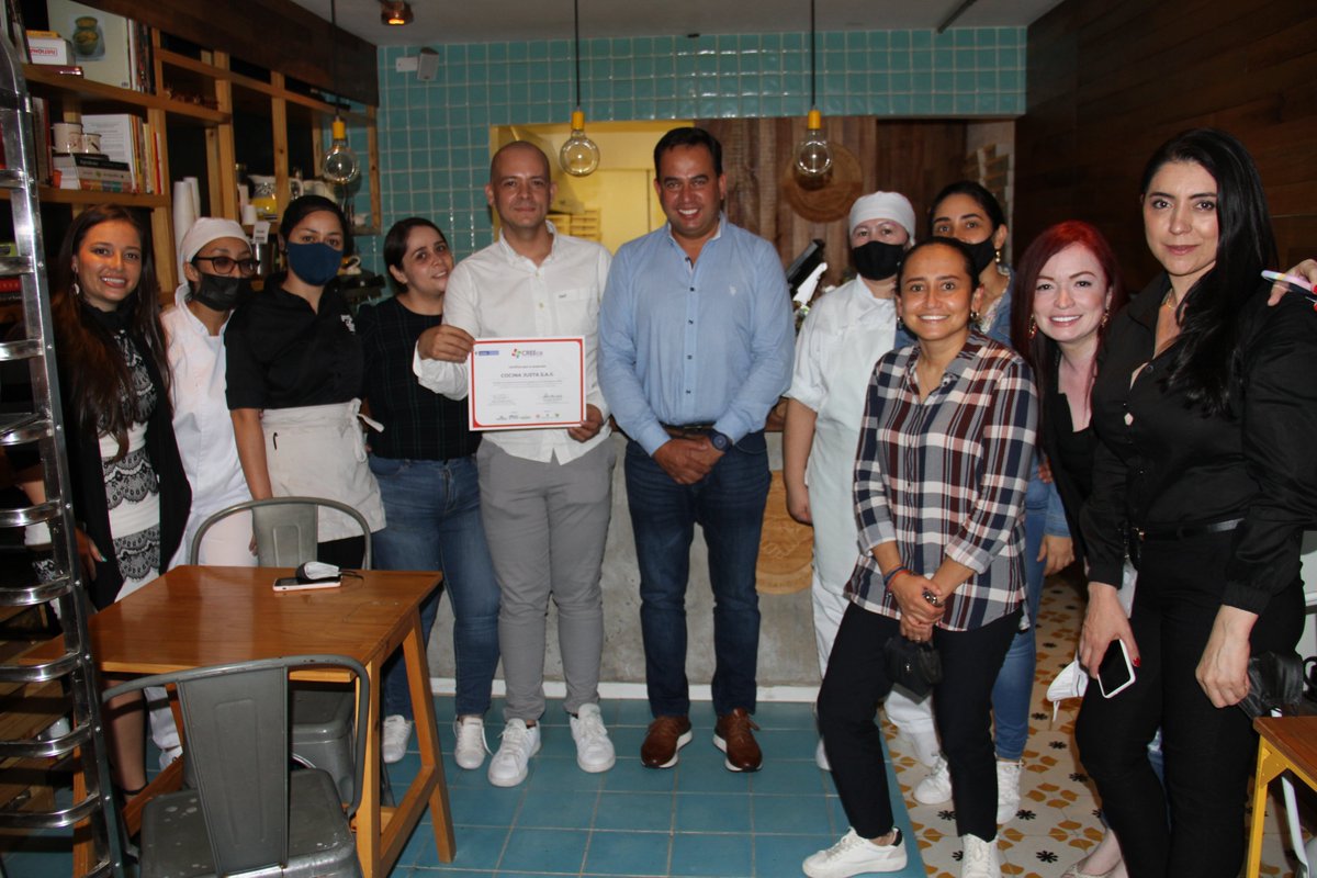JEGonzalezGa's tweet photo. Hoy estamos en #Medellín entregando los certificados de participación a empresarios beneficiarios del programa CREEce, de @MinCOmercioCO y @CamaraMedellin. Continuamos apoyando estas historias inspiradoras de los Microempresarios de #Antioquia. #RecuperaciónEcononómicaSostenible https://t.co/5T7cbuc0G1