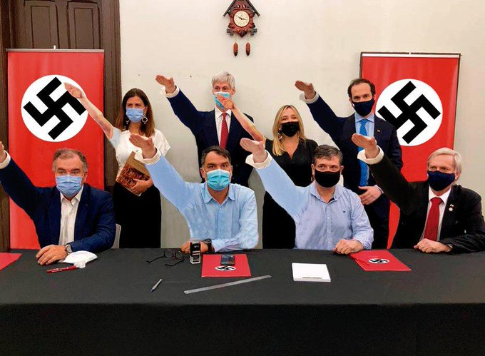 Chile_Alerta's tweet photo. ¡COMENZARON LOS MONTAJES NAZIS!
Cuidado que se vienen muchos atentados antes de las elecciones.
El estilo de hacer política de la derecha con apoyo de los medios de comunicación y los pacos 
#AtentadoContraKast es el primero de los MONTAJES
#GabrielNosUne y punto https://t.co/aKwLtCgyVe