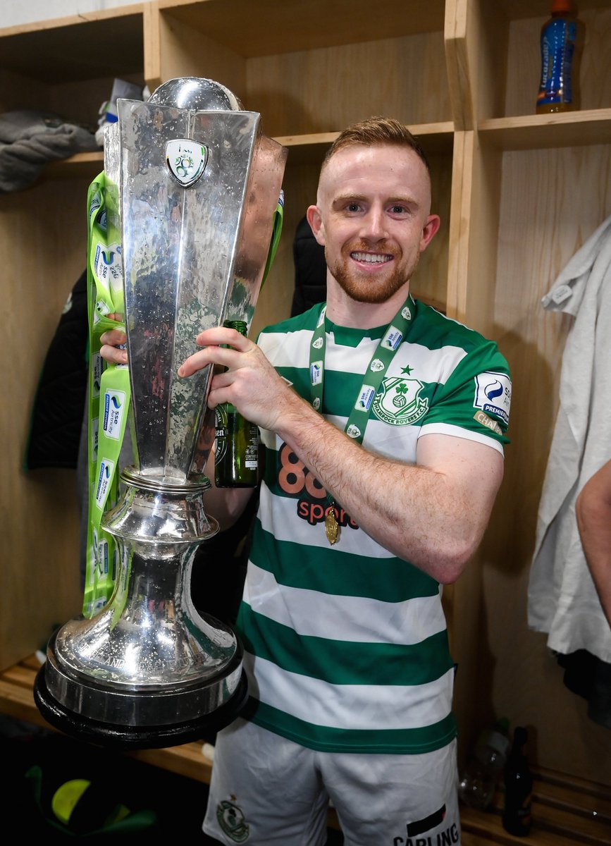 ShamrockRovers's tweet photo. First season in Hoops ✅

First trophy in the bag ✅

@seanhoare5 💚 https://t.co/Yhx7SAb0qA