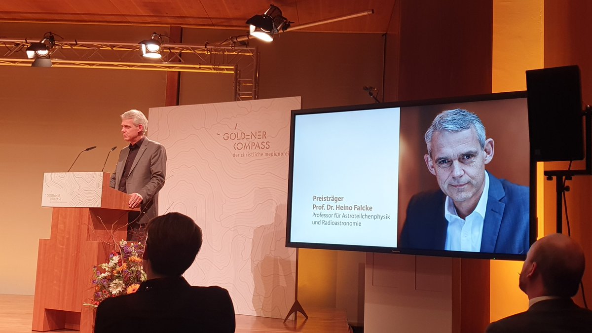 "Gott spricht auch durch Wissenschaft. Christen waren mal die besten Wissenschaftler." Der Wissenschaftler Prof. Dr. Heino Falcke erhält den "Goldenen Kompass" für sein leidenschaftliche Erzählen von Gott.