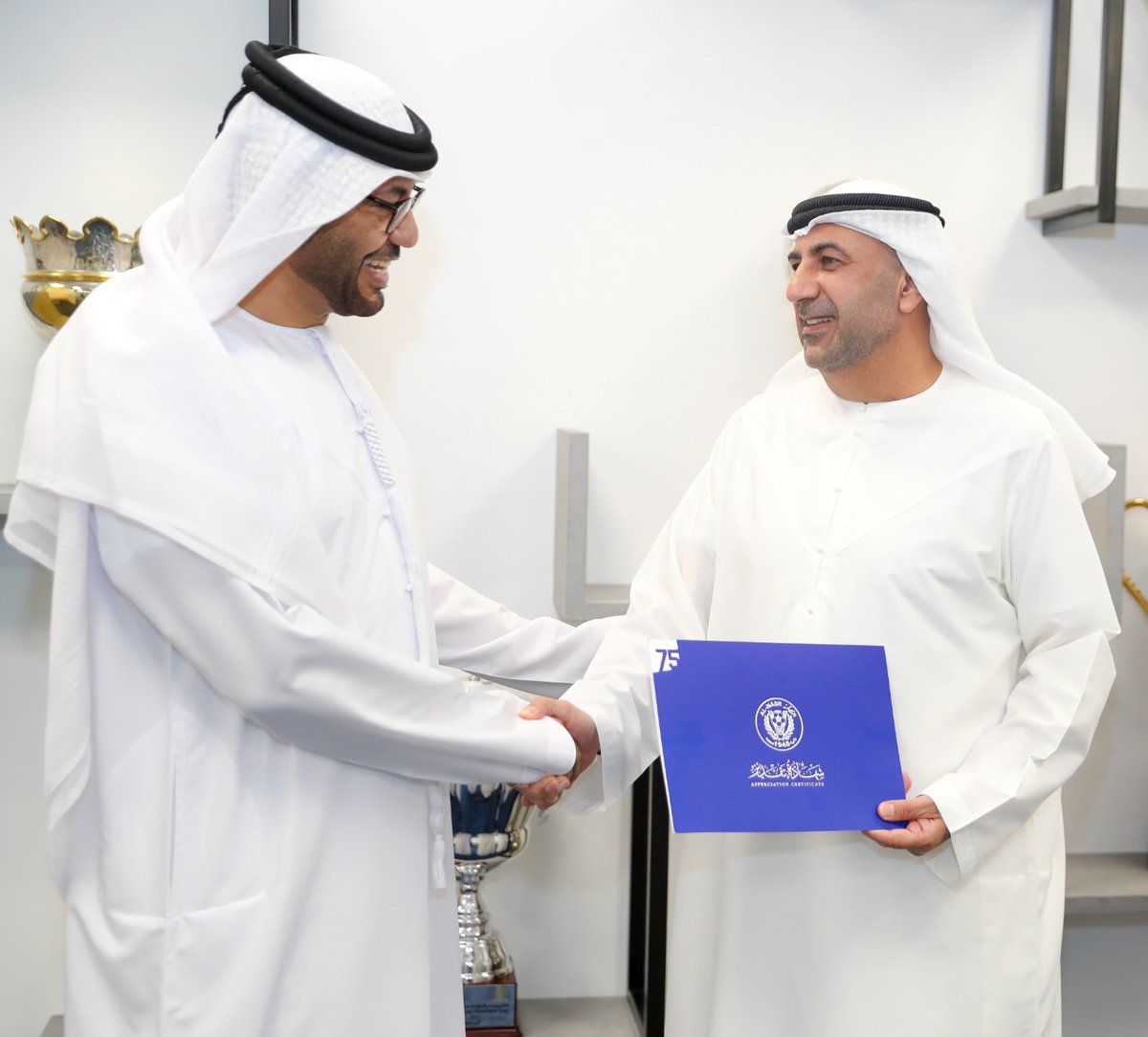 سعادة عبدالرحمن أبو الشوارب، رئيس مجلس إدارة شركة النصر لكرة القدم، يُكرم رئيس وأعضاء مجلس التواصل المجتمعي والجماهيري على جهودهم المميزة والمبادرات الجماهيرية والمجتمعية التي قدموها خلال فترة عملهم بالنادي، متمنياً لهم دوام التوفيق والسداد