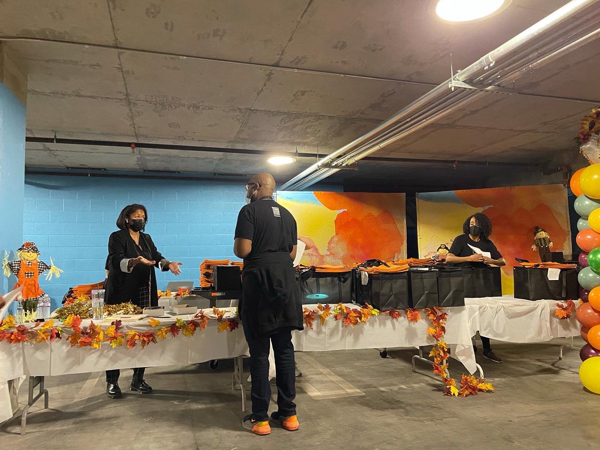 csdavie's tweet image. Thank you to the @LALGBTCenter for organizing this volunteer event! Thanks to their amazing culinary program, over 100 volunteers were deployed all around the greater L.A. area to deliver delicious Thanksgiving meals to LGBTQ+ seniors. #lgbtthanksgiving 🏳️‍🌈🏳️‍⚧️