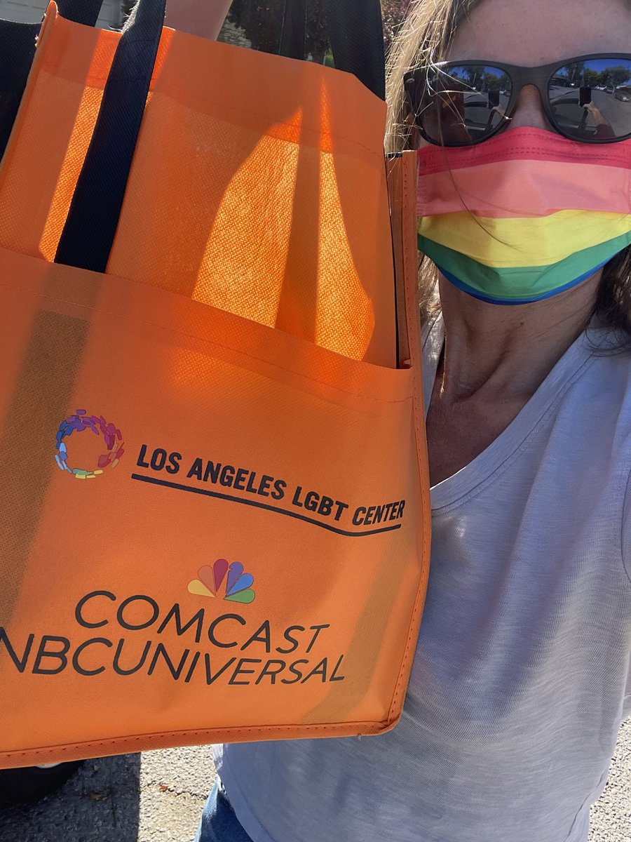 csdavie's tweet image. Thank you to the @LALGBTCenter for organizing this volunteer event! Thanks to their amazing culinary program, over 100 volunteers were deployed all around the greater L.A. area to deliver delicious Thanksgiving meals to LGBTQ+ seniors. #lgbtthanksgiving 🏳️‍🌈🏳️‍⚧️