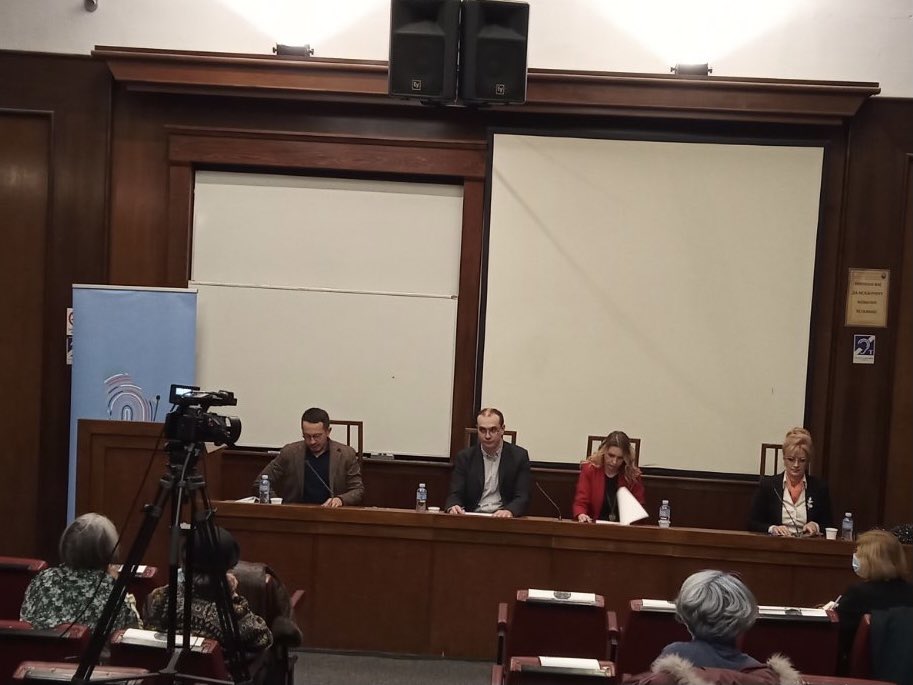 Ilija M. Kolarac (@ilijamkolarac) on Twitter photo U okviru ciklusa IDENTITETI U FOKUSU održana je tribina pod nazivom REVIZIJA ISTORIJE, UDŽBENICI I IDENTITETSKE NAUKE. Govorili su dr Miloš Ivanović, dr Biljana Stojić, istoričarka Jelena Ivanović, dok je moderator bio prof. dr Aleksandar Rastović. #kolarac <a href="/fondzanauku_rs/">Fond za nauku Republike Srbije</a> U okviru ciklusa IDENTITETI U FOKUSU održana je tribina pod nazivom REVIZIJA ISTORIJE, UDŽBENICI I IDENTITETSKE NAUKE. Govorili su dr Miloš Ivanović, dr Biljana Stojić, istoričarka Jelena Ivanović, dok je moderator bio prof. dr Aleksandar Rastović. #kolarac <a href="/fondzanauku_rs/">Fond za nauku Republike Srbije</a>