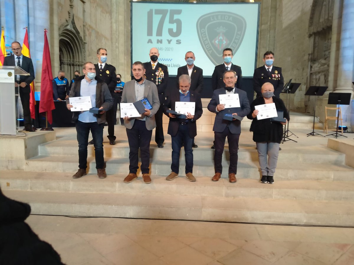 asiflleida's tweet photo. desde ASIFLLEIDA donar les gracies a la GUARDIA URBANA i lˋAJUNTAMENT DE LLEIDA, per el reconeixement atorgat a l´ASSOCIACIO PROVINCIAL D´INDUSTRIALS FIRAIRES DE LLEIDA, en el dia de laseva patrona de SANTA CECILIA. https://t.co/XYJcO46IdR