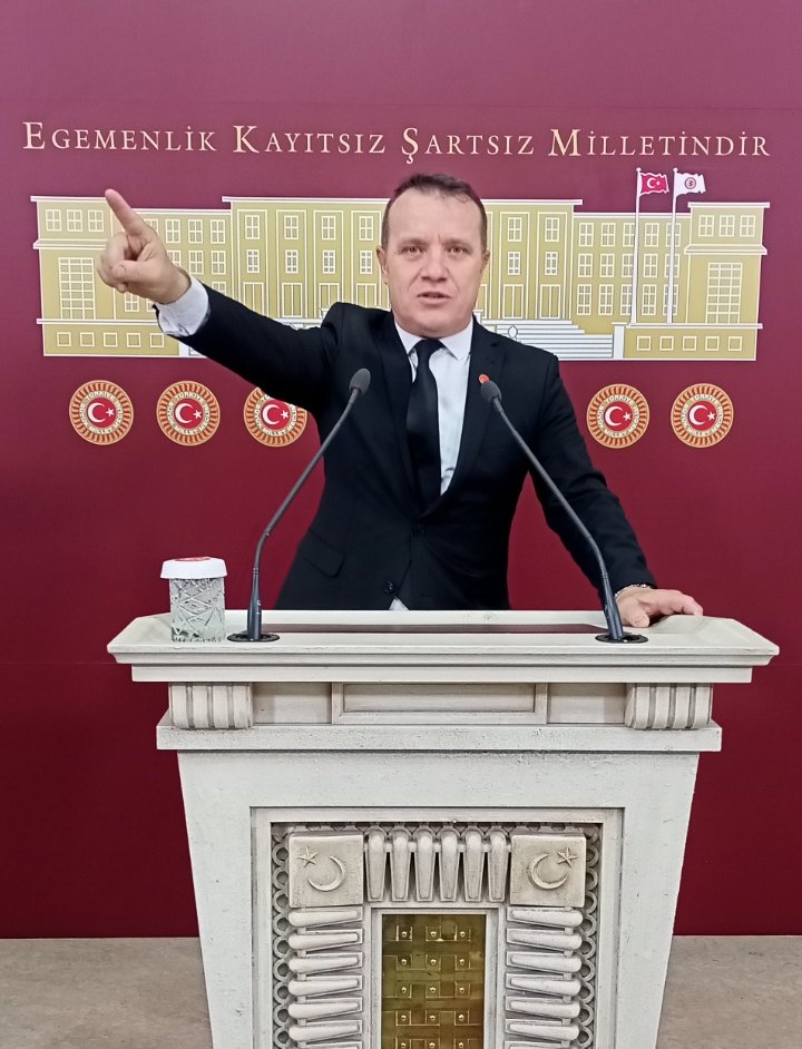 Demokratik yollarla gelen iktidar,antidemokratik yollarla ülkeyi karanlığa sürükleyen iktidar ve küçük ortağı,yine demokratik yollarla iktidardan düşecektir.
Yüce Türk milleti.
Galeyana gelmeyin,sabırlı olun,gidiyor gitmekte olan,geliyor gelmekte olan.