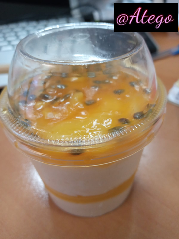 Atego16's tweet photo. Como cuando tu hijo sabe que la K... 
Viene a tu oficina, te trae uno de tus postres favoritos.. "torta de queso con maracuyá"... y pide disculpas..🥰

#FelizTarde ☕️🌄🎶

@LaZelayita @HoChiMinhF @FloryCantoX https://t.co/PaN3R1b3Rs