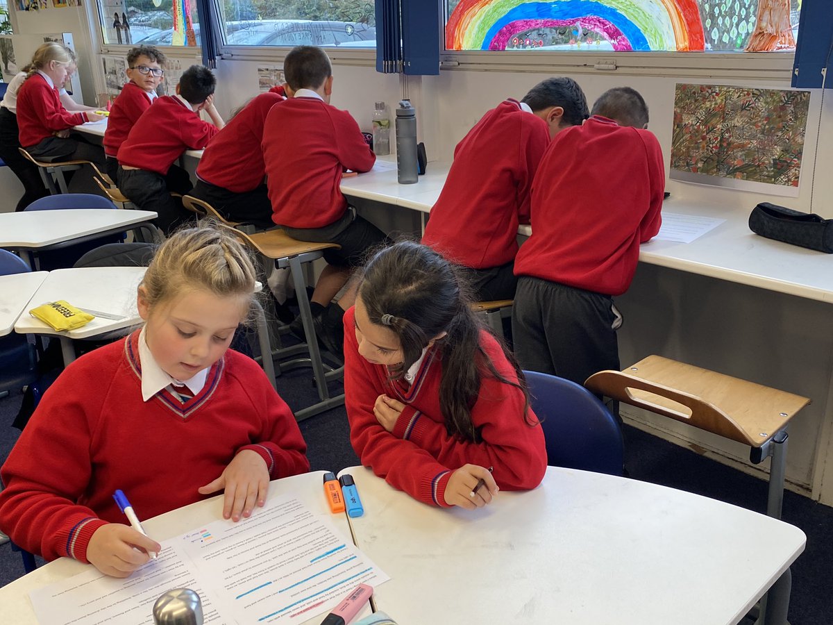 #YBH #YBH5LV used their detective skills to find literary devices used in <a href="/SeedThePromise/">The Promise</a> @nicolakidsbooks <a href="/LitWales/">Literature Wales</a> We are now ready to start writing our own description of the ‘mean, hard and ugly city’ 👍✍️ #YBHACL