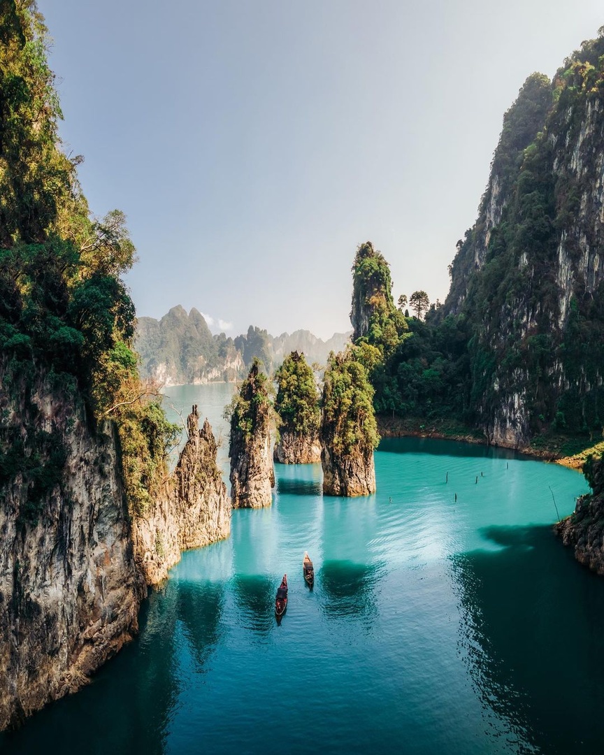 pieroctlv's tweet photo. Inaugurated in 1987, Cheow Lan Lake is a tranquil body of emerald green water covering 185 square kilometers in Khao Sok National Park. Canoe across the waters surrounded by tremendous limestone cliffs and lush green jungle. #thailandinsider #amazingthai… https://t.co/6wEAGA7cTD