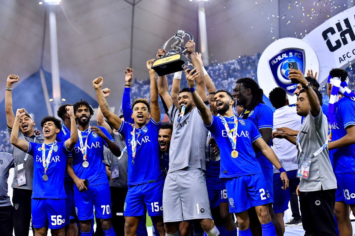 SaudiNews50's tweet photo. جانب من تتويج الهلال بكأس دوري أبطال آسيا 2021 .

- https://t.co/XNF0OzLnvo