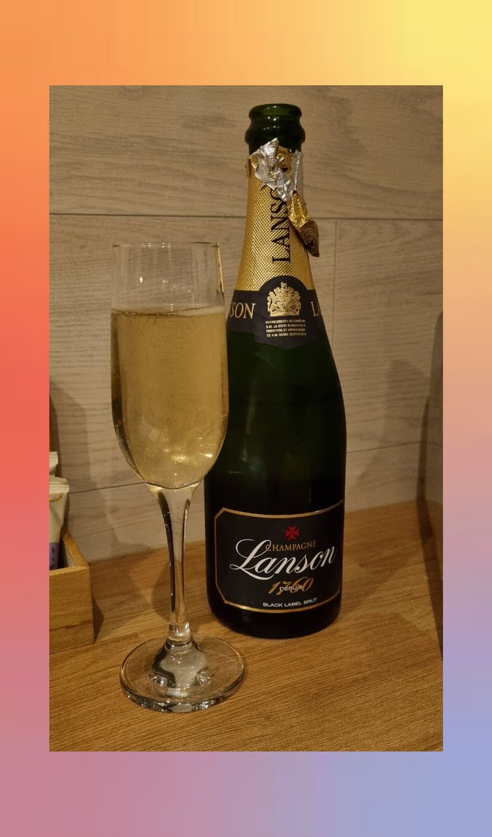 MHnurseTash's tweet photo. On holiday enjoying my celebratory champers from the bestie 🥂 https://t.co/oTJzXe7vDq