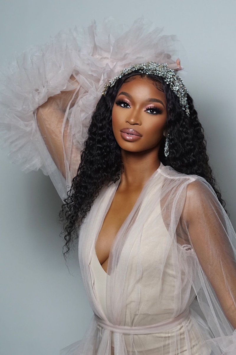 _royalonyechi_'s tweet photo. Got booked as a bridal model the other day and this is how it went… https://t.co/p18o5XsE9X