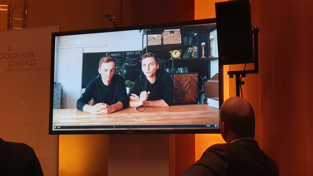 Johannes und sein inzwischen verstorbener Bruder Philipp Mickenbecker erhalten den "Goldenen Kompass" für Ihr leidenschaftliches Leben mit und Erzählen von Gott auf Youtube als Real Life Guys.