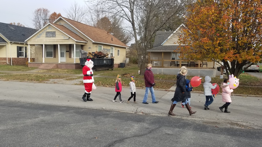 herrinunit4's tweet photo. Enjoyed the 1st grade Pre-Thanksgiving parade yesterday at Northside! It was the closest thing to the Macy's Thanksgiving Day parade to be found in all of Illinois! Great job 1st graders hanging onto those balloons in the wind! https://t.co/JUu044V8kq