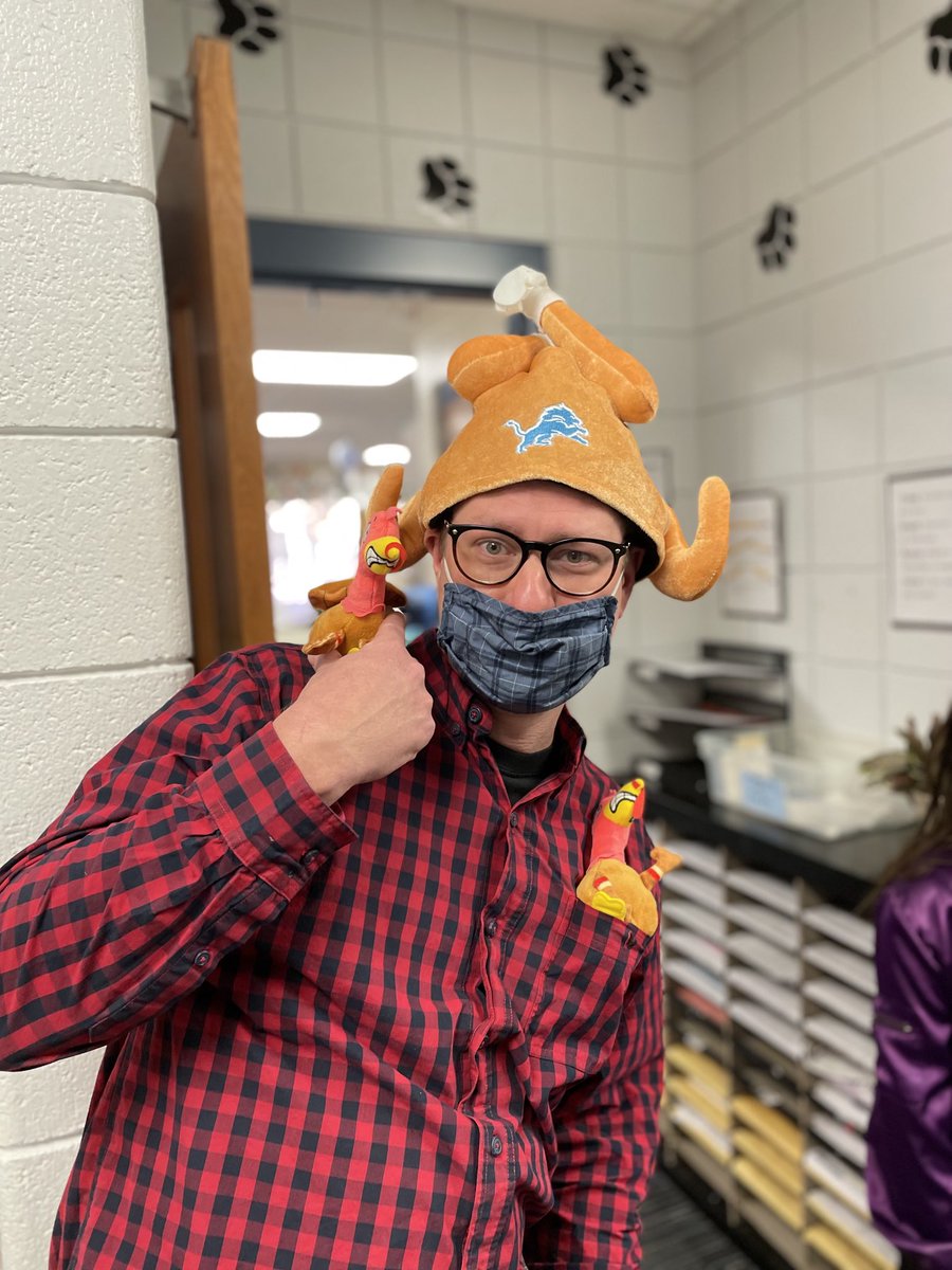 ⁦<a href="/LakeshoreWO/">Lakeshore Elementary</a>⁩ - As my school next door neighbor would say, “Happy Turkey Day everyone!!  Not sure who’s the bigger turkey…the hat or….🤣😂 Happy Thanksgiving Señor Wearing!!! 🍗🥧🦃