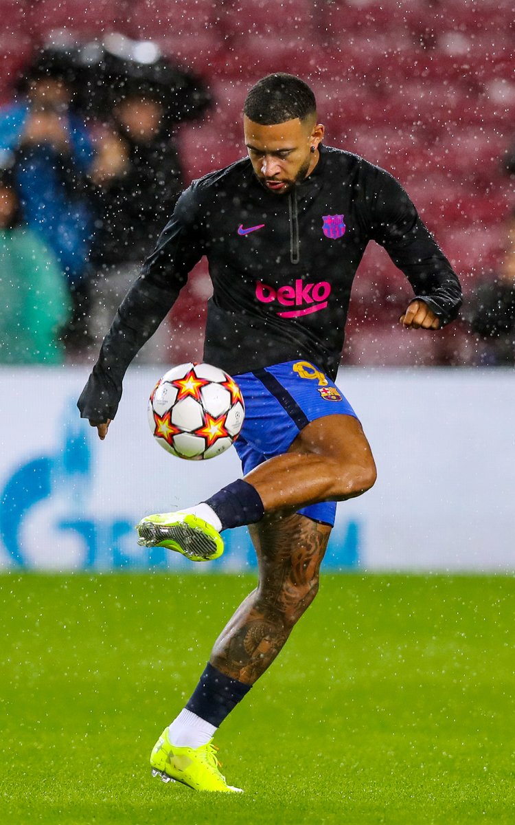 fcbarcelona_br's tweet photo. 🦁⚽️🌧 https://t.co/lazNBY9swj
