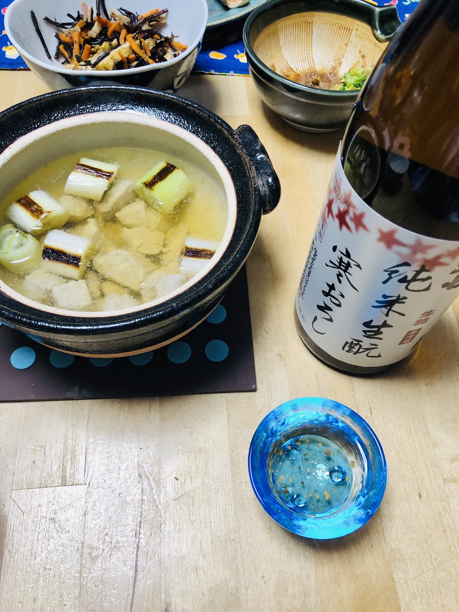 YukariSakamoto's tweet photo. Negima #nabé ねぎま鍋 is a very simple #hotpot made from maguro tuna and negi leeks. Simply dashi, soy sauce, and #sake with #tuna and leeks. Served with #Fukushima #Daishichi kan oroshi, a seasonal saké. #大七 #ねぎま鍋 #土鍋 #donabe #福島 #donabe https://t.co/bfKVfh6iQn
