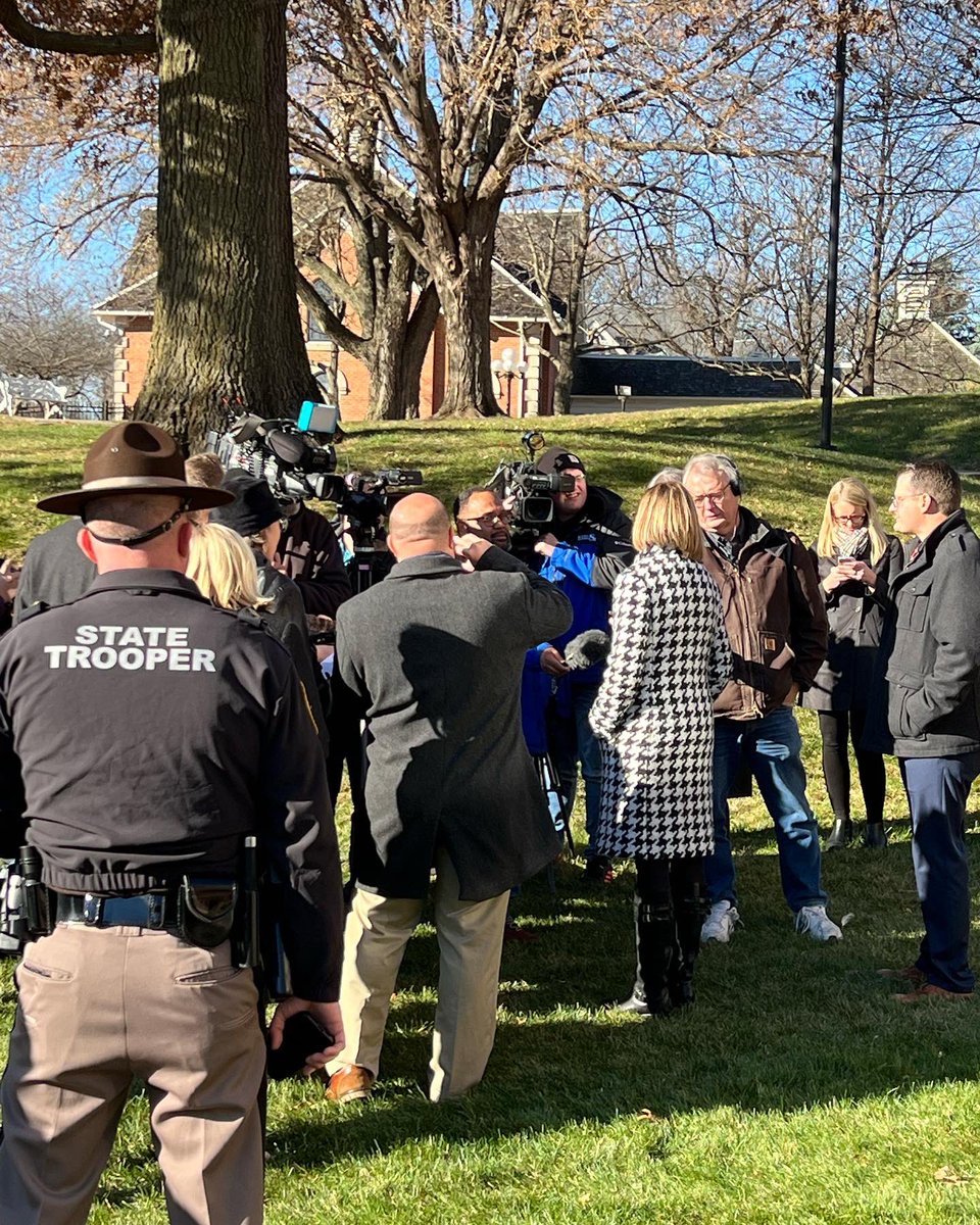kristin_hurd's tweet photo. I had a great time helping Chef Sharon with the Governor’s Turkey Pardoning today! Squash and Stuffing will celebrate Thanksgiving at their new home, Living History Farms, this year! 
#HappyThanksgiving, little ones! 🦃🤍🦃 #Iowa #GovernorsResidence #TurkeyPardoning https://t.co/x1pzLIggIO