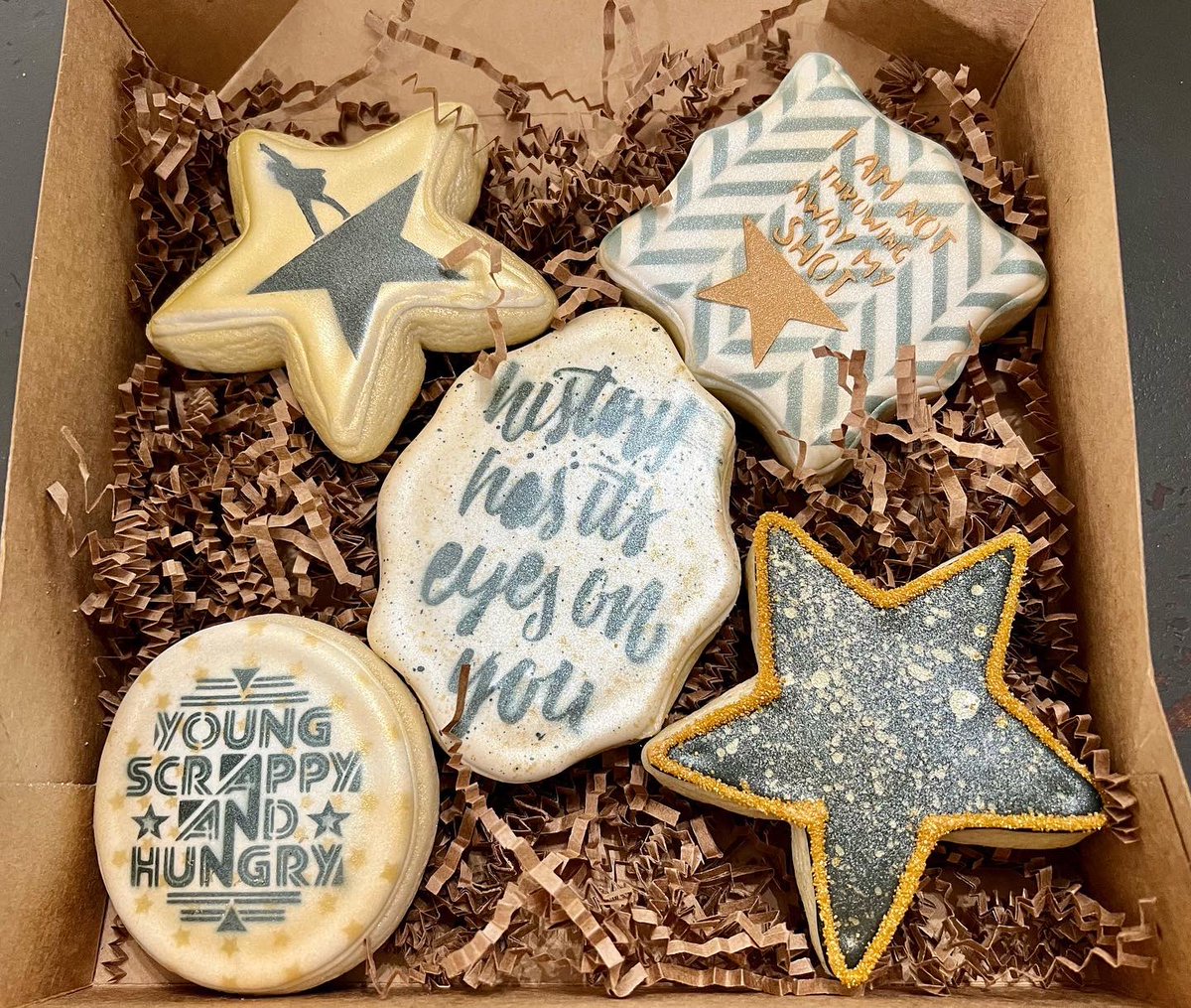 ConfxnPerfxn's tweet photo. 🌟🌟🌟🌟🌟
Don’t ‘Throw Away Your Shot’ for our FIVE HAMILTON Themed Box Cookie Set from the #KitchenWhereItHappens! @ConfxnPerfxn 
$21 Each Set of Five Cookies. 
🌟🌟🌟🌟🌟 
‘FRONT Porch Pick Up Only’.  
Rolling rack on porch.  
TEXT ONLY PLEASE to reserve your box &amp; Thank you! https://t.co/Y9Qmn7ja5j