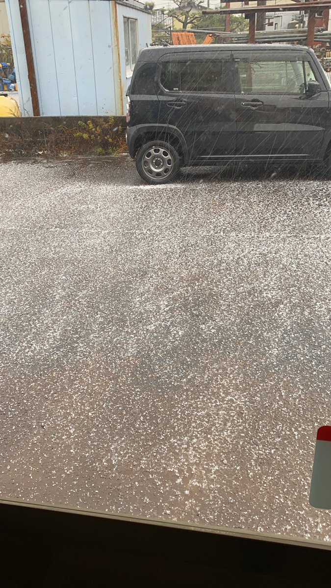 InfoYucchi's tweet photo. 新潟県長岡市、今年初雪？？アラレ？？降ってまいりました💦
皆さん運転にお気をつけて下さい！ https://t.co/mfR3g2gJr9
