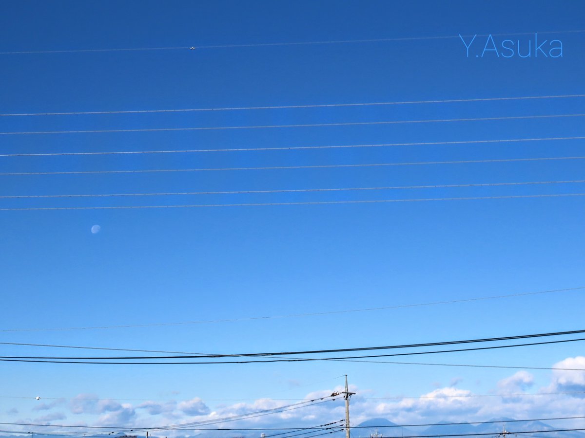 yumeasutw's tweet photo. お日様燦々✨快晴の水曜日の朝☀️
西には白い🌔 #寝待月 (月齢19.1)
予想最高/最低気温🌡️15℃/3℃
晴れ☀️
秋晴れのお洗濯日和👕午後は特に西風が強まりそうなのでご用心です🌬️➰➰👕👖
#空の名前
#天気の図鑑
#月 #moon
#青空 #Sunshine
#積雲
#日光連山
#コスモス
#庭花
#a2021 #a1124 #a202111 https://t.co/1WGGSL17lE