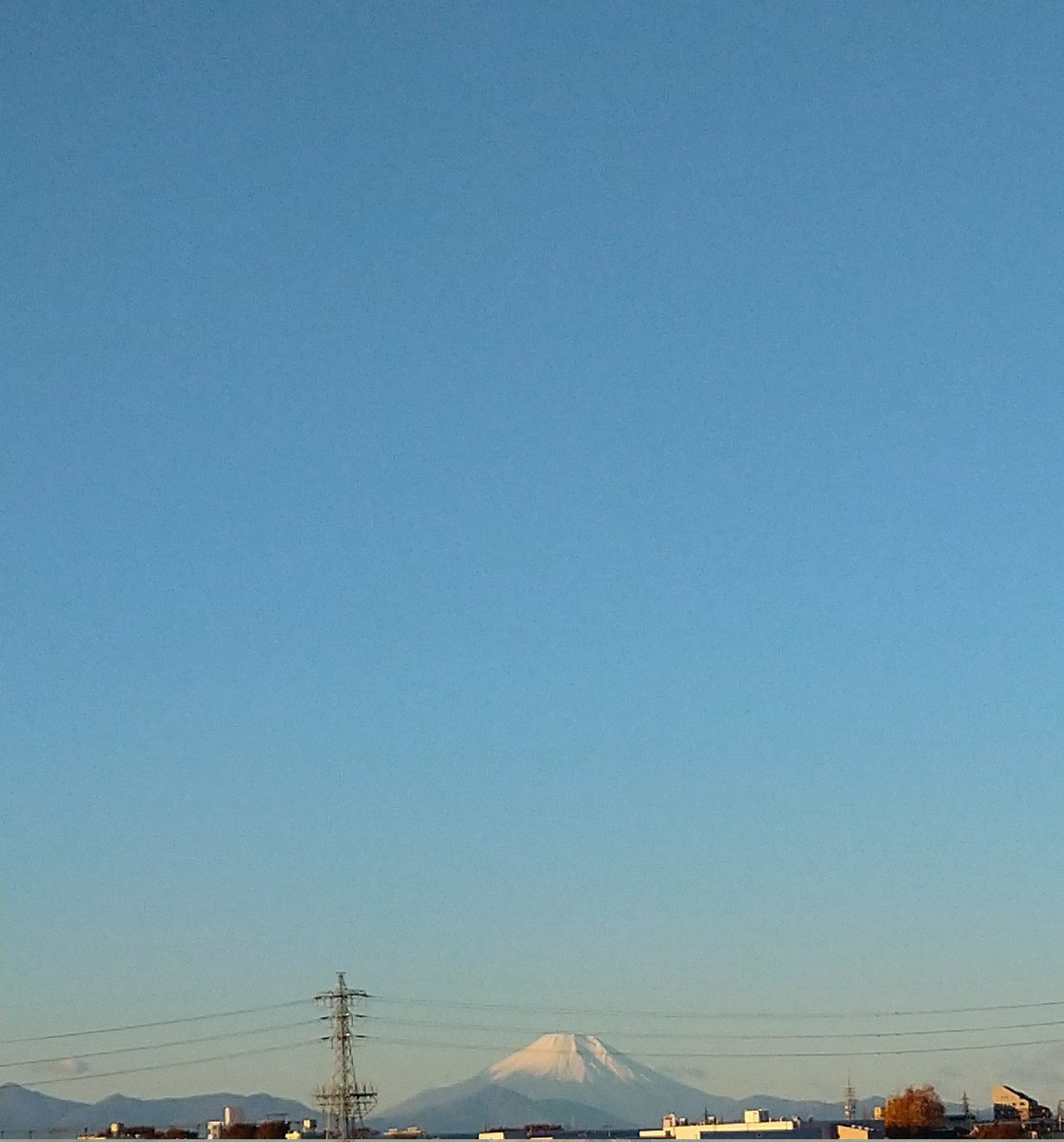 おはようございます🙂 今朝は余裕があったので見に行ってきました‼️ 黄味がかった優しい空に富士山が🗻😆🎶 朝陽に照らされた雪化粧も綺麗でした～☀️🗻✨
