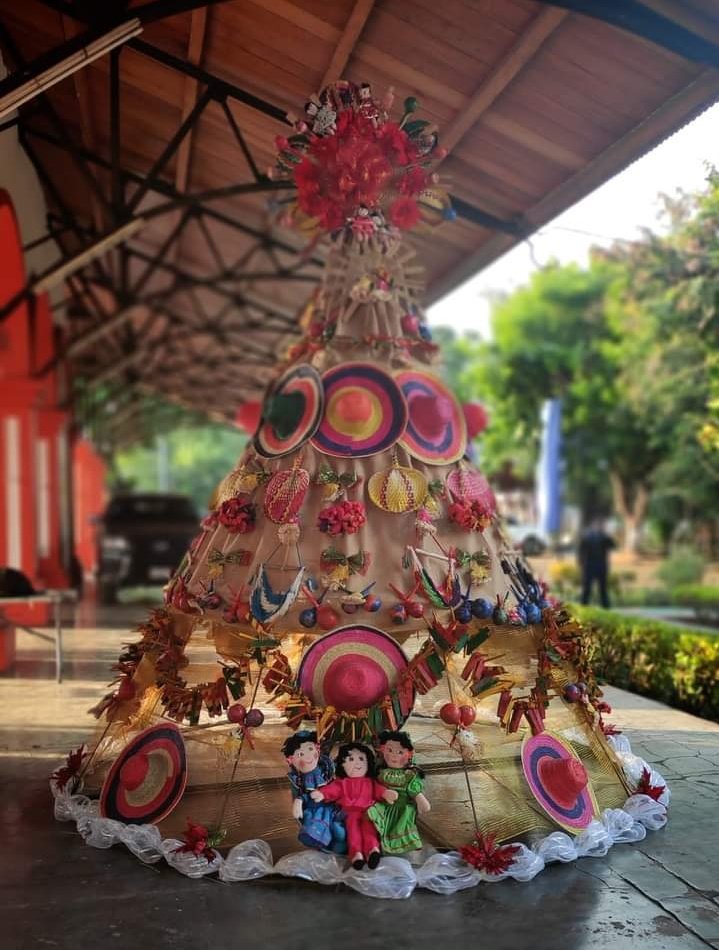 _Ixtlilxochilt_'s tweet photo. Arbol navideño estilo #Masaya 🤗🤗 https://t.co/gJTnUeeVGt