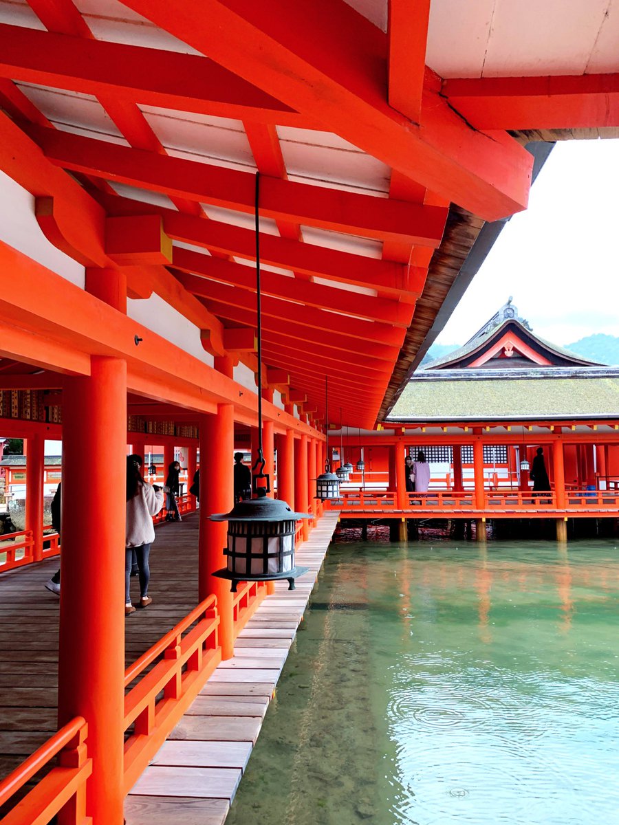 どこを切りとっても絵になってしまうのが宮島の厳島神社。 あいにくの雨模様も、しっとりとした雰囲気をかもしだしてくれました。 つくづく日本は絶景の国だなあと思います。 少しずつ、しっかり対策はし