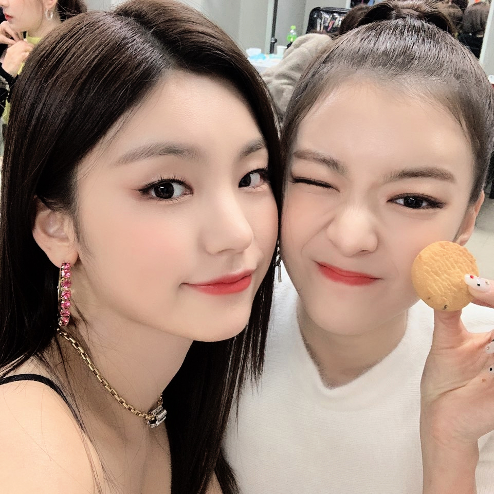 IT5YTWT's tweet photo. ⠀ ⠀ ͟͟͞͞★ ⠀ ⠀𝐈𝐓 ⠀⠀' ⠀⠀❄ ⠀ 5Y ⠀ ⠀: ⠀ up ⠀ ぅ ⠀ dɑte ⠀ ≽ ⠀#MCNR_1STCB ⠀ ㅅ ⠀ #SPRINGWithMCNR ⠀ ꜜ
Jida arrastró a Evie para juntas disfrutar del primer regreso de los más talentosos de todo el condado y desearles lo mejor en esta era. https://t.co/WPTxriS5Un