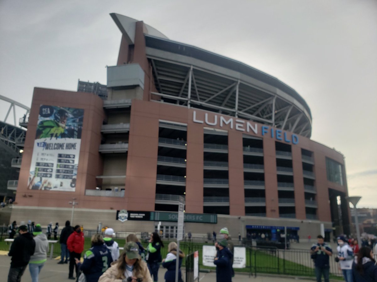 rashell79's tweet photo. Battle of the Birds! Riding with the Seahawks until the "wings" fall off πππ #Seahawks #Seabelieve πππ https://t.co/3I69nbyIlf