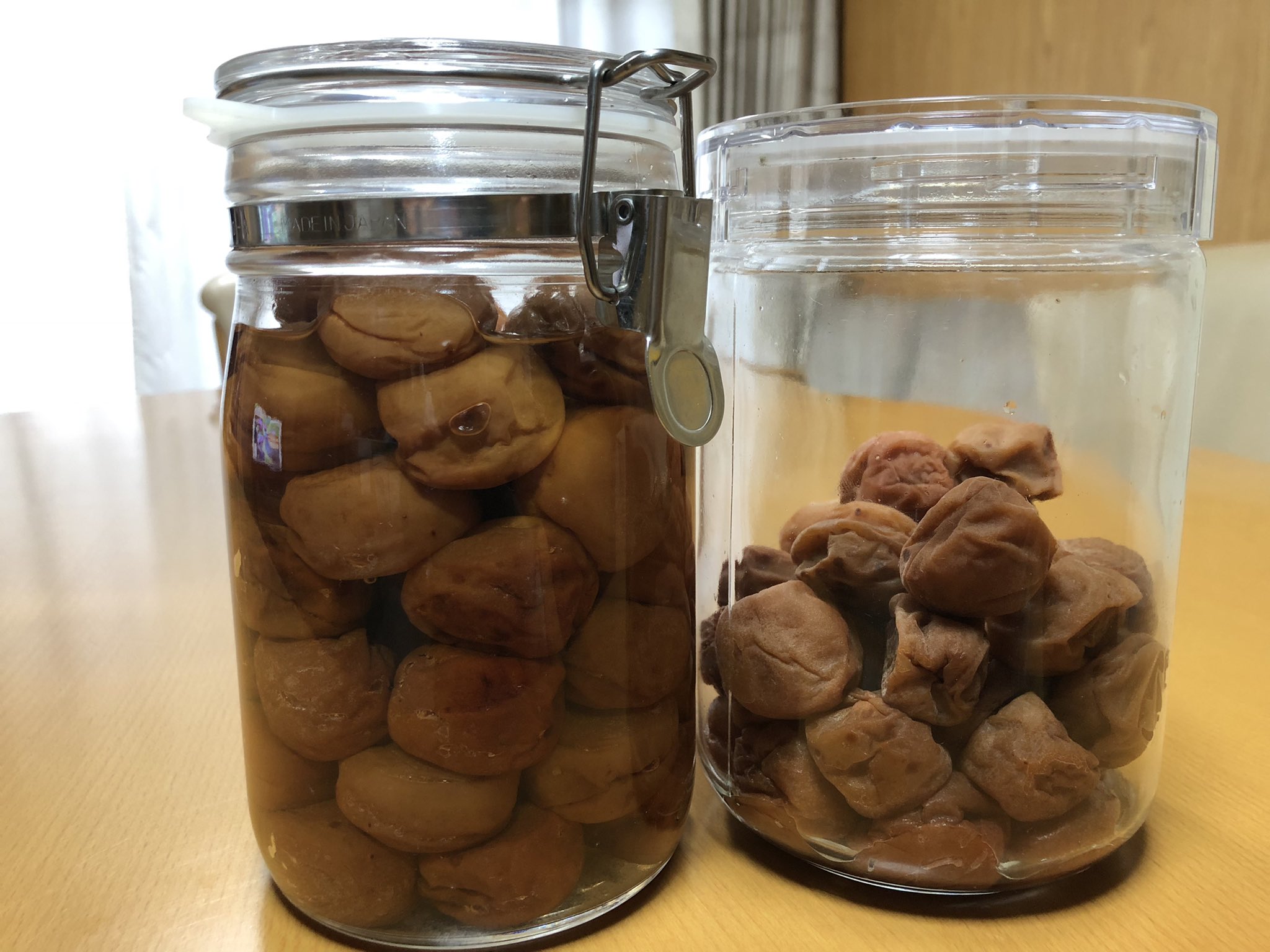 イマチ 梅雨前に漬け 梅雨明けに干し 戸棚にしまっておいた梅干しを 今日から使うことにした 赤紫蘇を入れるタイミングを逃してしまい白干しなのが残念なんだけど はじめてにしては上手くできたような気がする 来年も頑張ろ T Co