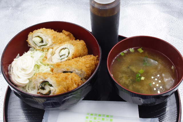 本日の日替りランチは「ササミチーズフライ丼」です✨✨ やわらかジューシーなササミに チーズと青じそがとてもあいます😋 日替り価格580円で提供しています👍 ご来店お待ちしております😄