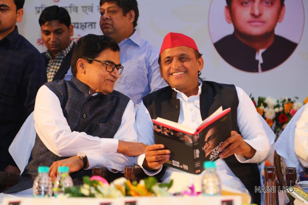 proframgopalya1's tweet photo. २३ नवम्बर को इंदिरा गाँधी प्रतिष्ठान लखनऊ में  " राजनीति के उस पार" पुस्तक का विमोचन देश के प्रख्यात कवि कुमार विश्वास द्वारा माननीय नेताजी और श्री अखिलेश जी की उपस्थिति में किया गया। यह पुस्तक मेरे वारे में देश के कुछ अति महत्वपूर्ण व्यक्तियों के विचारों पर आधारित है। https://t.co/02TGTvRUmG