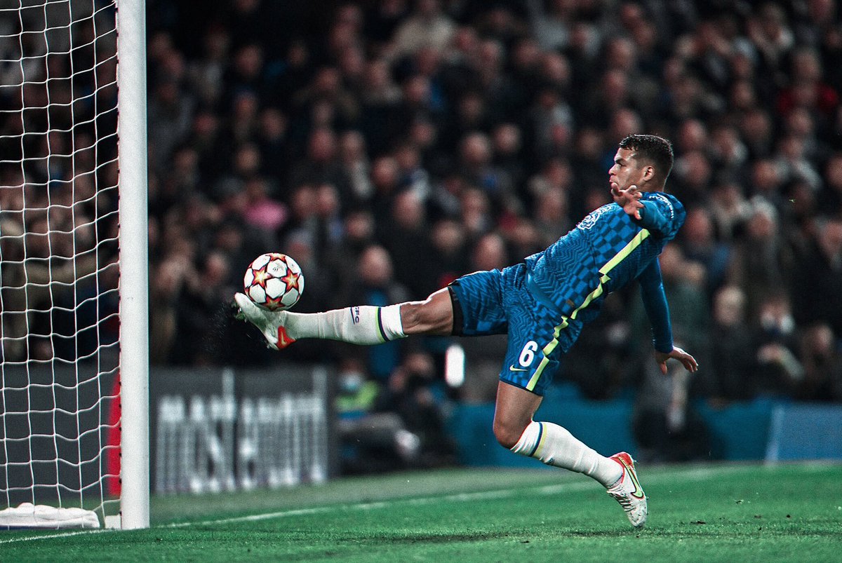 OficialSala12's tweet photo. Thiago Silva: Que zagueiro espetacular. https://t.co/6SI7hg9kTr