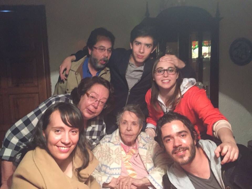 FerPedret's tweet photo. Con esta misma foto les comparto que la Familia Reyes Rubio de la Maza ya esta junta de nuevo en el cielo. Tía Adriana Reyes Rubio te vamos a extrañar siempre pero estoy segura de que estas feliz por recontarte con tus padres y tu hermano. Un angelito mas en nuestras vidas DEP ❤️ https://t.co/KlIpPt1wbp