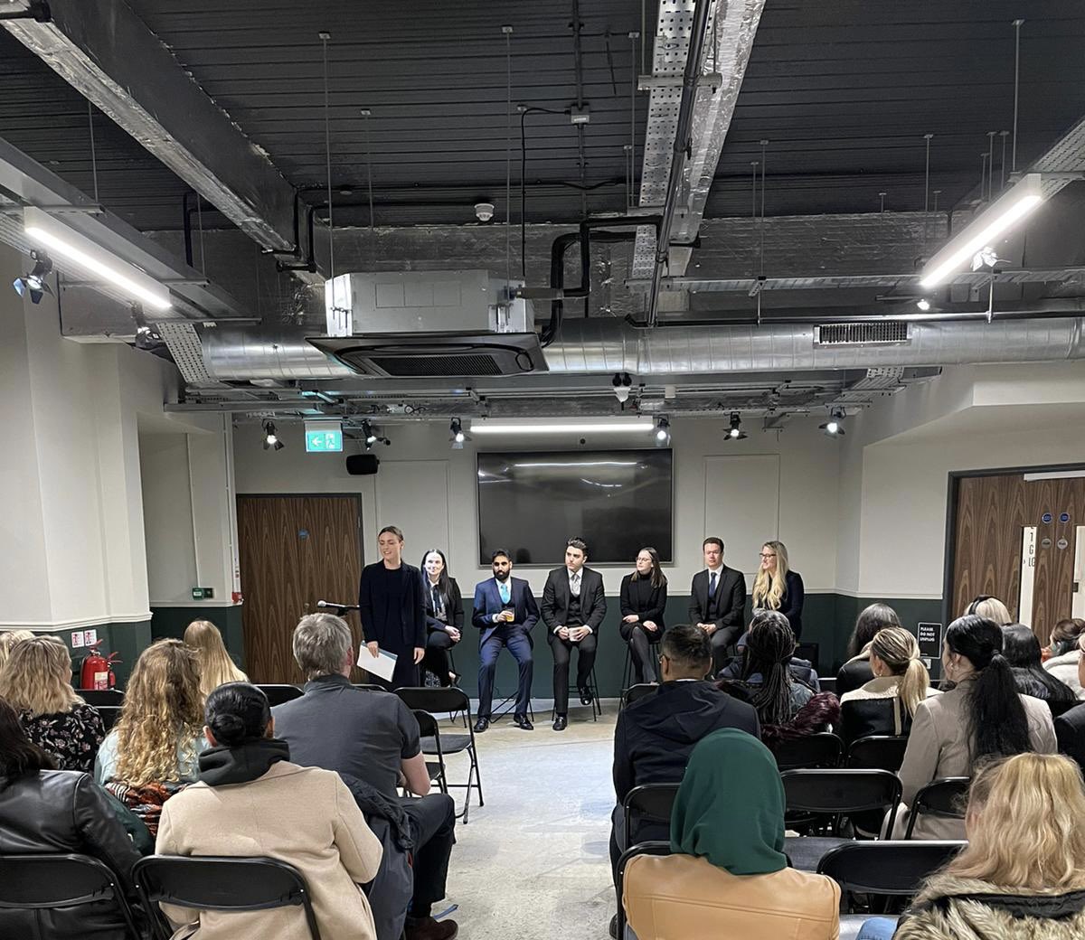 JadeFergusonPLP's tweet image. It was lovely to meet so many students yesterday at @JLDLeeds’ Intro to the Bar Q&amp;amp;A event. 

Feels great to network with people in real life instead of over a screen!

Thank you to our fantastic panel from @ParklanePlowden @psqbar @kbwchambers @SpireBarristers and New Park Court.